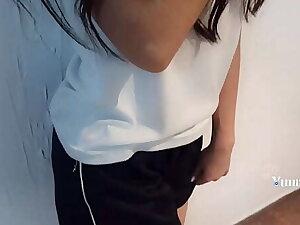 Que ricas nalguitas se le ven a mi primita con su shorts de la escuela, se lo bajo para penetrarla - rica colegiala follada por su primo en un hotel