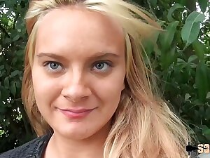 Lana, 18 ans se fait dilater le cul