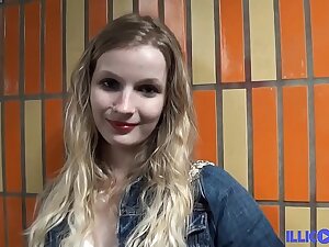 Blondie, la teen sexy se fait défoncer sa teeny-weeny chatte en trine
